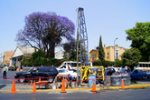 На площади у собора Сан Франциско в Пуэбле идет ремонт дороги