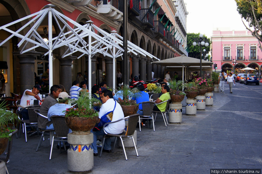 На центральной площади Пуэблы столики открытого кафе Пуэбла, Мексика