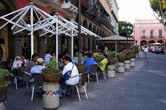 На центральной площади Пуэблы столики открытого кафе
