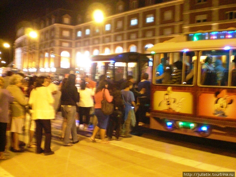 равлекушечный автобус — весь сияет и играет, внутри аниматоры, курсируют ночью. Мар-дель-Плата, Аргентина