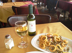 обед в ресторанчике на маяке- ассорти морепродуктов фри + вино с бодеги Нортон, по рекомендации официанта.
