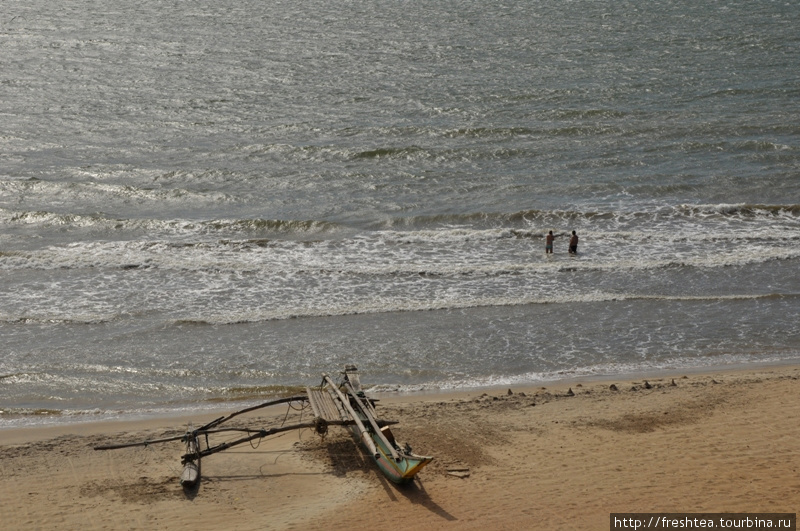 Еще лодка-орува на побережье в Негомбо: ее я увидела с террасы отеля Jetwing Sea, что стоит в конце пляжа. Шри-Ланка