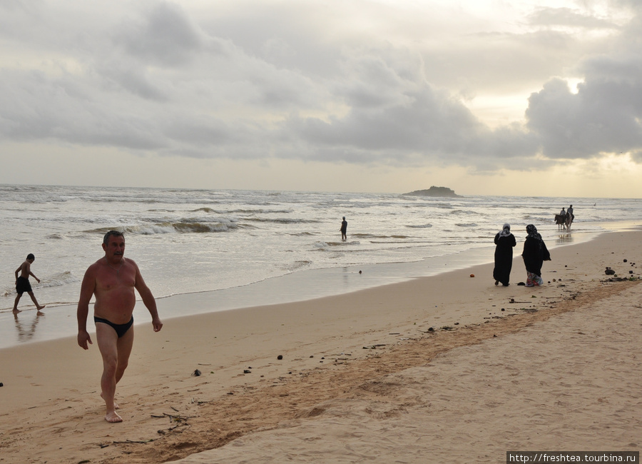 И снова пляж в Берувеле, когда солнце близится к горизонту. Июль 2010. Шри-Ланка