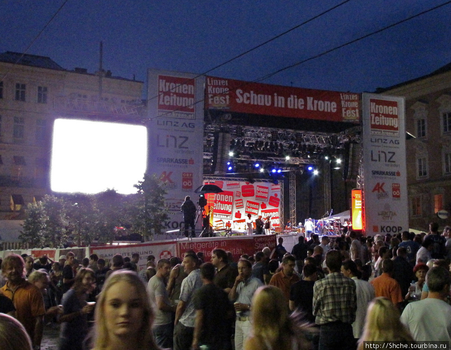 Оказалось, сегодня вечером в Линце проходил фестиваль Linzer Krone Fest. На площади находилась сцена с большим экраном. Пока пустая Линц, Австрия