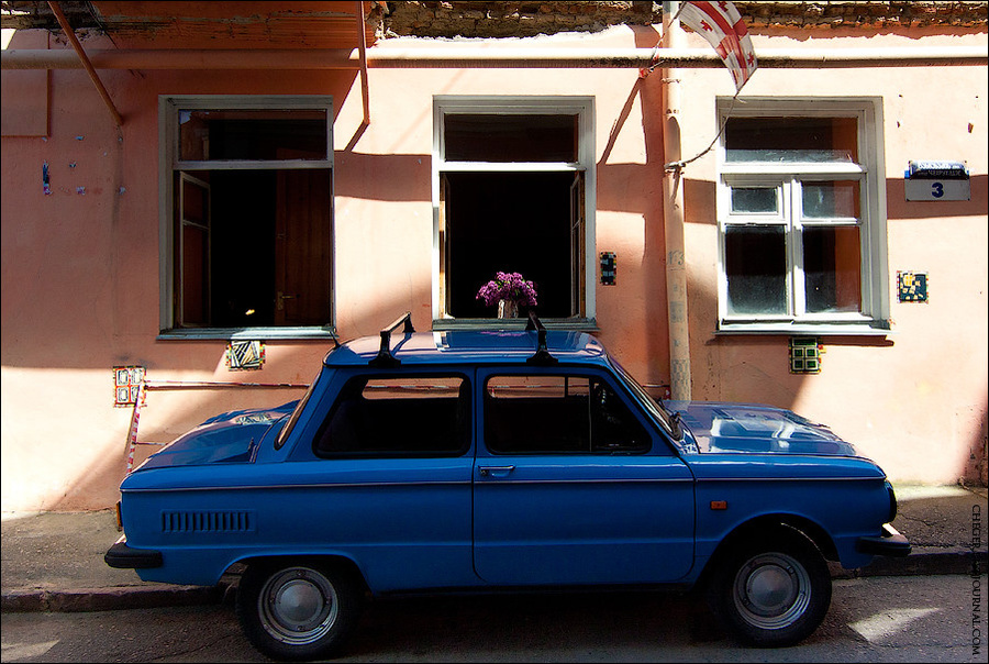 На одной из улиц мы набрели на чудо советского автопрома — запорожец, да ещё какой! А стоял он на фоне красивой стены, жалко, что освещение паршивое было... Тбилиси, Грузия