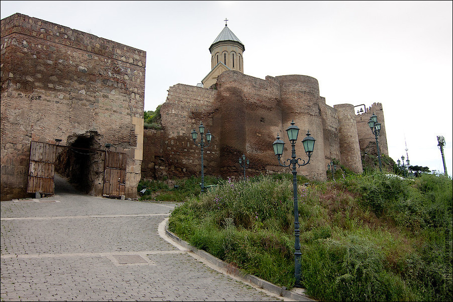 Датой постройки крепости называют приблизительно IV век н.э., то есть она стоит фактически с основания самого города. В дальнейшем крепость несколько раз расширялась и достраивалась. В VII-VIII веках – арабами. Кстати, цитадель в современном виде являет собой яркий образец именно арабской фортификации. Тбилиси, Грузия
