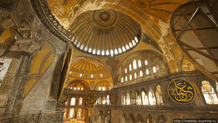 Немного поскоблили. Видимо пытались отреставрировать фрески христианских святых Стамбул, Турция