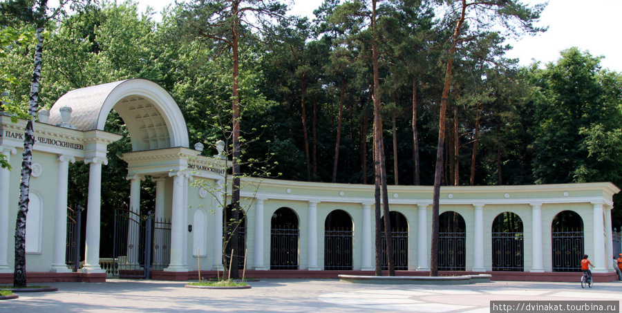 Парк Челюскинцев на проспекте Независимости Беларусь