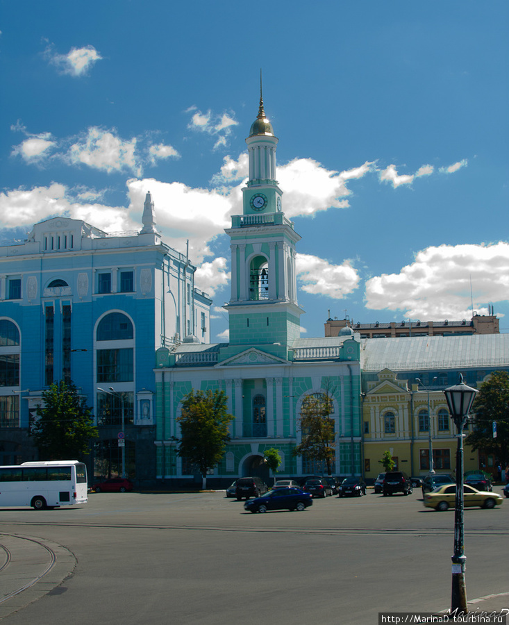 здание бывшего Синайского подворья, ныне занимаемое управлением Нацбанка по Киеву и области, которое в 1995 году воссоздало монастырскую колокольню Киев, Украина