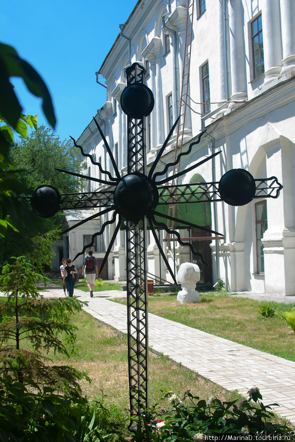 Крест во дворике Киево-Могилянской академии Киев, Украина