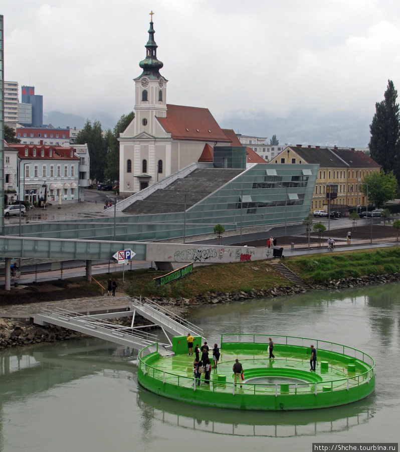 австрийцы создали оригинальную возможность купаться — понтон с двумя мостиками и посредине отверстие с трапами для входа в воду. Линц, Австрия