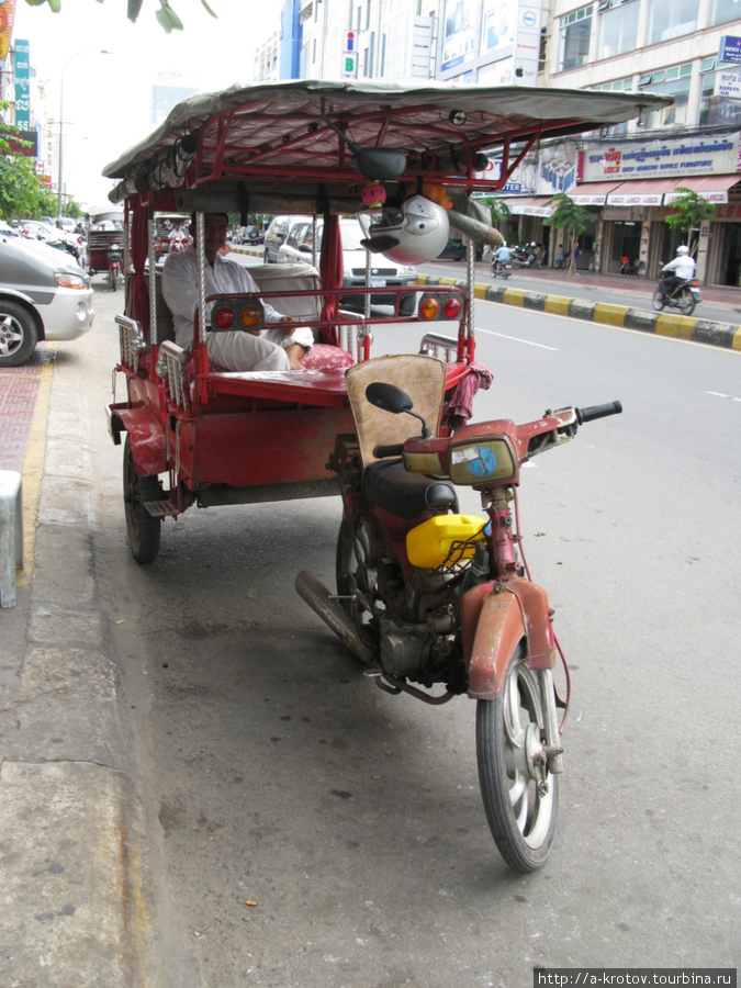 Мотоциклисты во всех формах Пномпень, Камбоджа