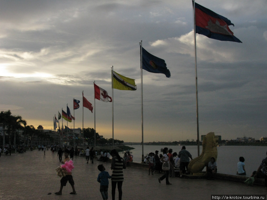 Набережная реки Тонле-Сап украшена флагами всех основных стран мира Пномпень, Камбоджа