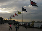 Набережная реки Тонле-Сап украшена флагами всех основных стран мира
