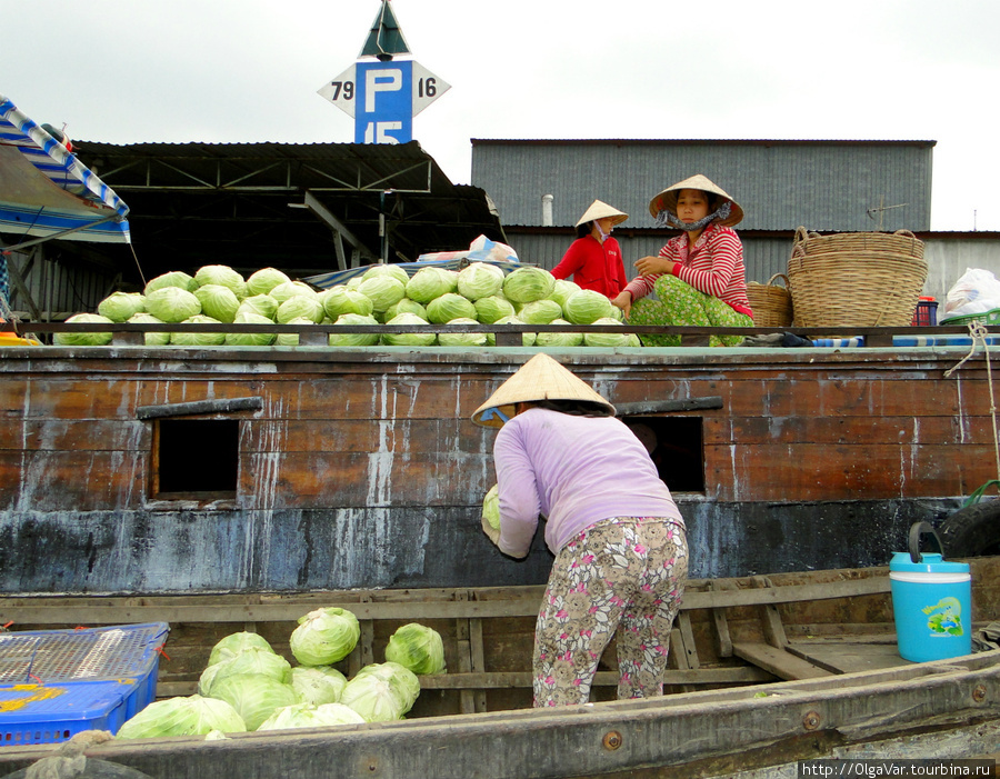 Они подвозят свой товар к большим баржам, где его скупают у крестьян практически за бесценок Кантхо, Вьетнам