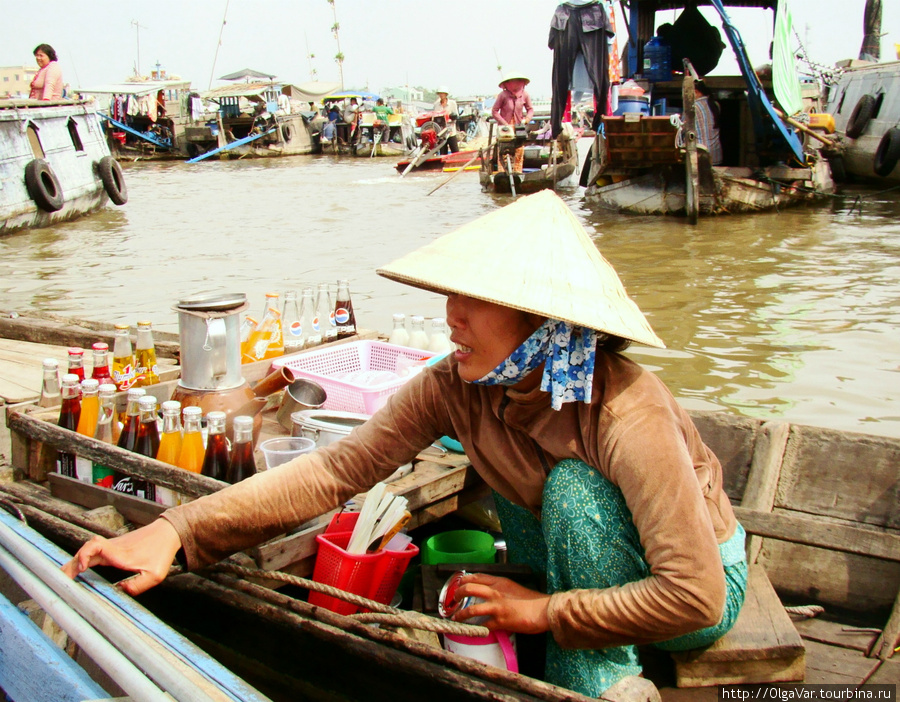 Туристов же в экскурсии по рынку может сопровождать продавец напитков в небольшой лодке Кантхо, Вьетнам