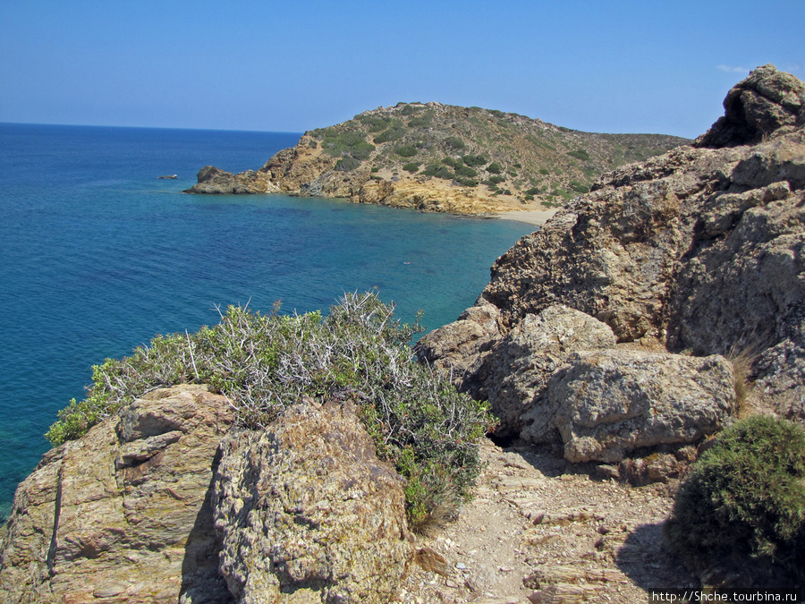 вид на пустующую живописную бухту Ваи, Греция
