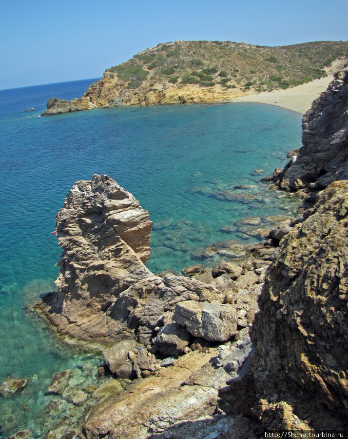 вид на пустующую живописную бухту Ваи, Греция