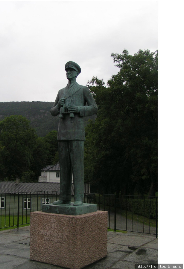 Памятник королю Хаакону VII / Statue av Haakon VII
