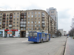 Троллейбус с площади переезжает в Банный переулок