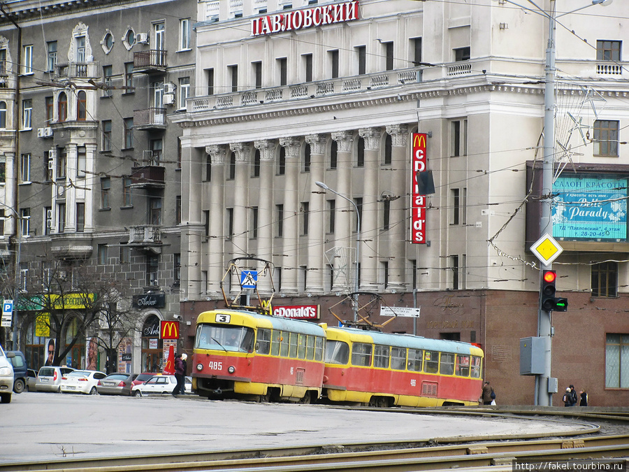 Трамвай 3-го маршрута выезжает с улицы Университетской на площадь Харьков, Украина