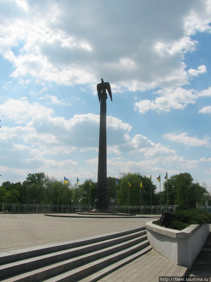Бронзовая 16-ти метровая колонна Харьков, Украина