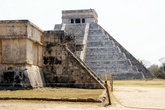 Пирамида Кукулькана и платформа ягуара