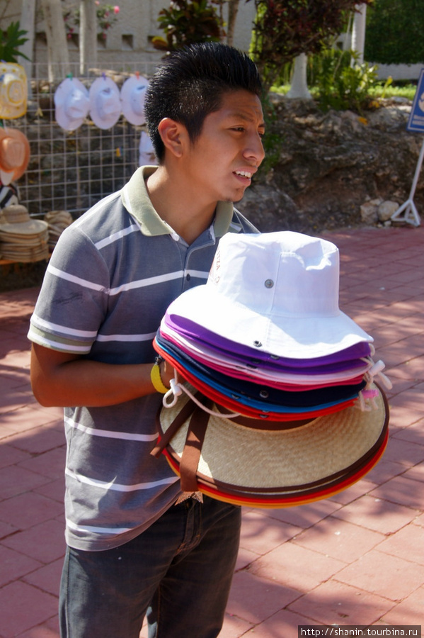 Продавец шляп в Чичен-Ице Чичен-Ица город майя, Мексика