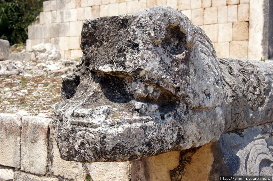 Голова каменного змея Чичен-Ица город майя, Мексика