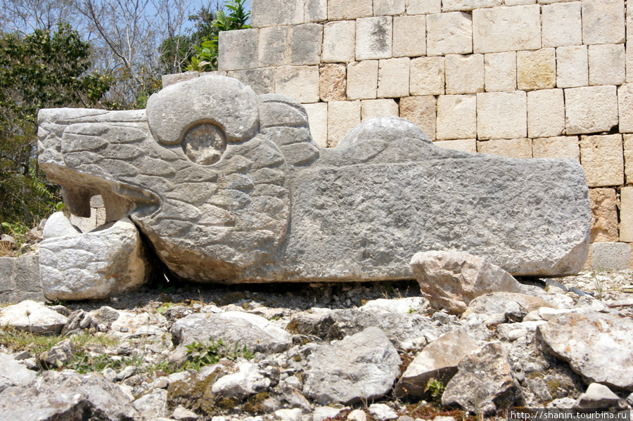 Каменный змей Чичен-Ица город майя, Мексика