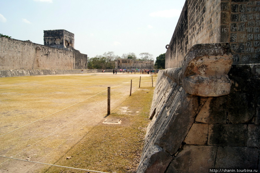 Большое поле для игры в мяч Чичен-Ица город майя, Мексика