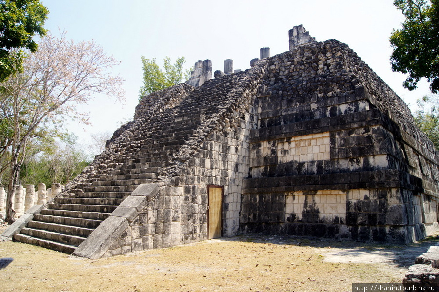 Лестница храма воинов Чичен-Ица город майя, Мексика