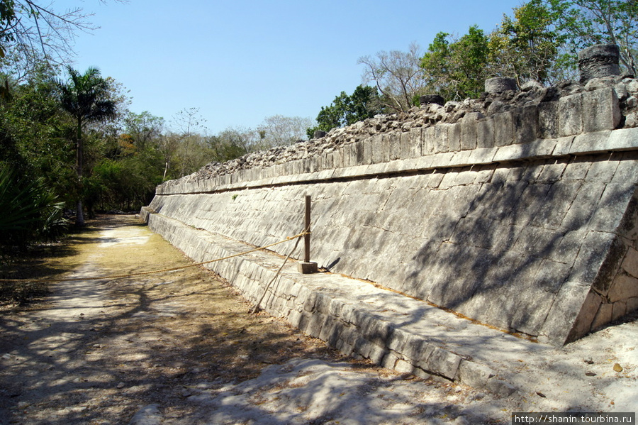 Стена храма Чичен-Ица город майя, Мексика