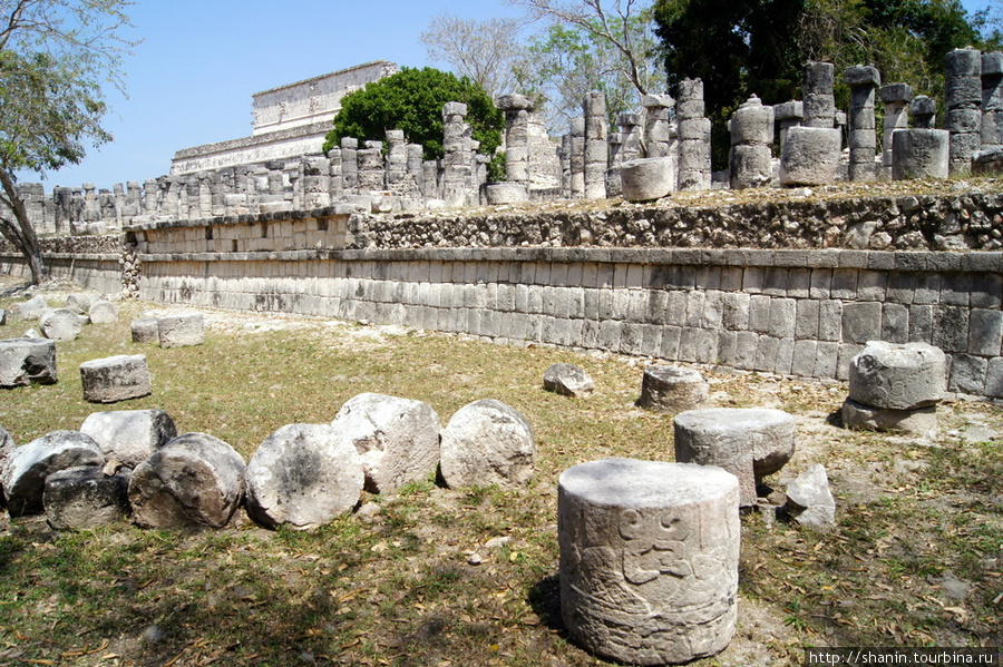 Руины колонн Чичен-Ица город майя, Мексика
