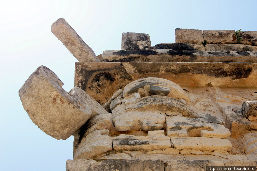 Каменные украшения на углу дома Чичен-Ица город майя, Мексика