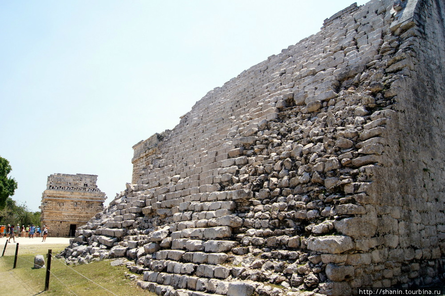 Руины в Чичен-Ице Чичен-Ица город майя, Мексика