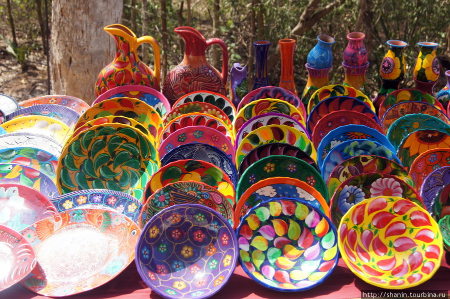 Сувенирная посуда для туристов в Чичен-Ице Чичен-Ица город майя, Мексика