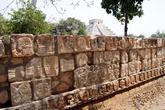 Платформа черепов в Чичен-Ице со всех сторон украшена каменными черепами