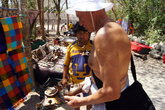 Туристы выбирают сувениры в Чичен-Ице