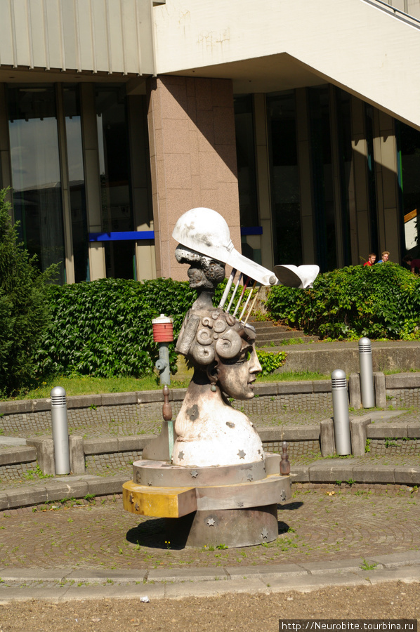 Велосипедом с фотоаппаратом через плечо по центру Карлсруэ Карлсруэ, Германия