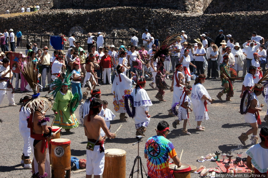 21 марта 2010 года на руинах Теотиуакана народу просто немерено Теотиуакан пре-испанский город тольтеков, Мексика