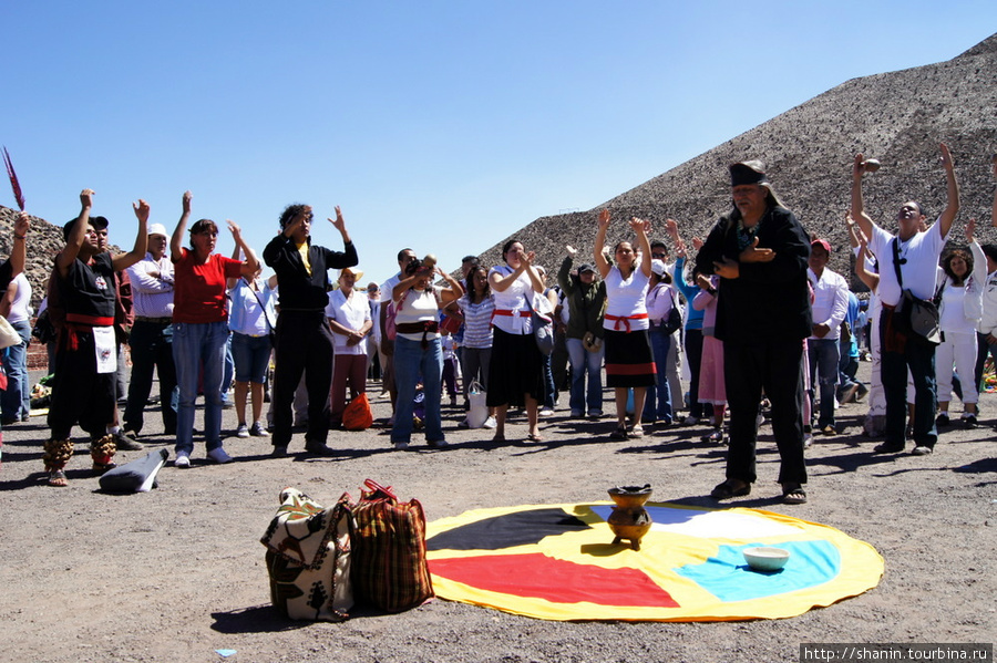 21 марта 2010 года на руинах Теотиуакана народу просто немерено и многие играют в индейцев