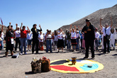 21 марта 2010 года на руинах Теотиуакана народу просто немерено и многие играют в индейцев