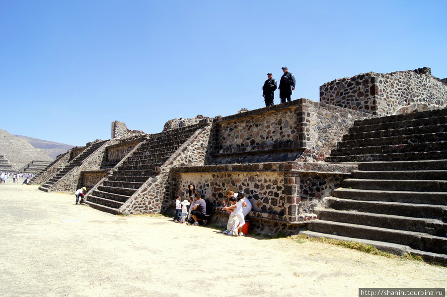 Охранники на Дороге Мертвых Теотиуакан пре-испанский город тольтеков, Мексика