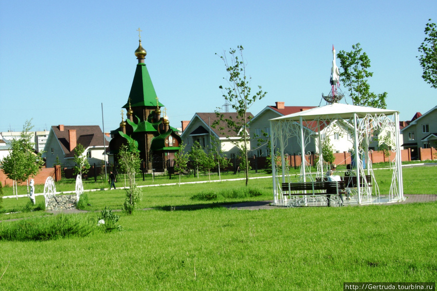В парке есть даже небольшая церковь. Ульяновск, Россия
