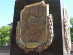 Шведский, русский и финский гербы над изображение древнего Выборгского замка.