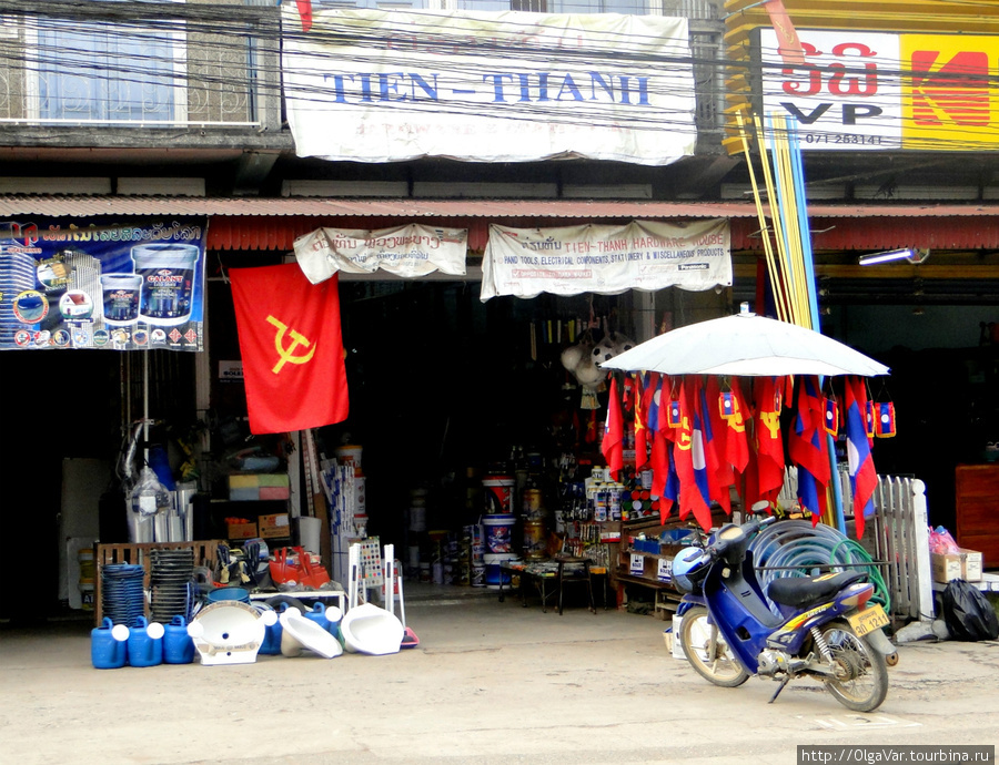 Хотя город и центр буддизма, однако ж, и он не обходится без  социалистической символики Луанг-Прабанг, Лаос