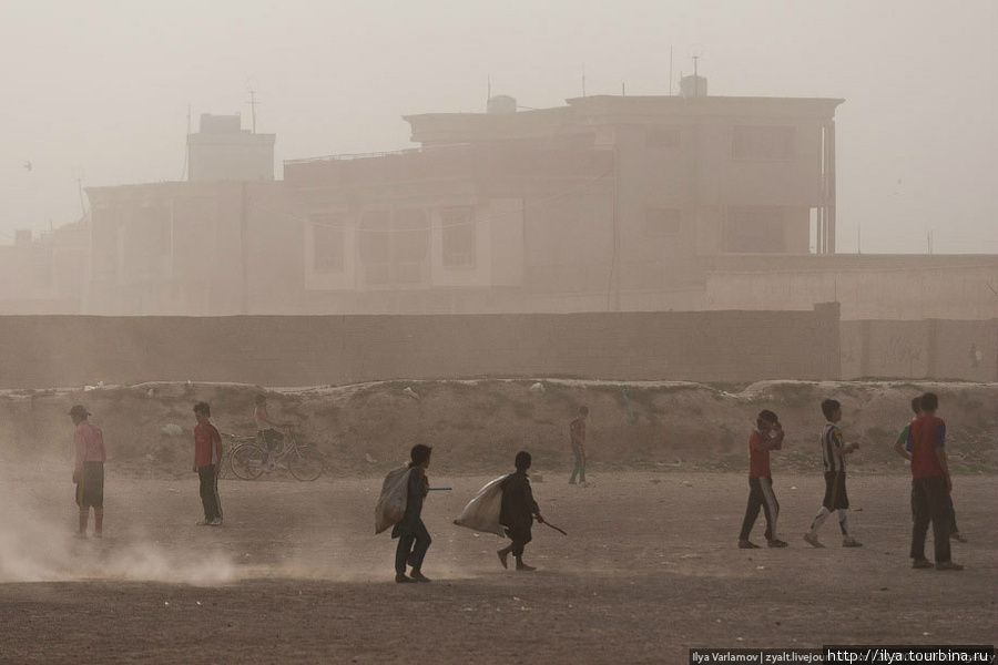 В шесть утра дети играют в футбол. С утра на улице был туман, который при ближайшем рассмотрении оказался небольшой пыльной бурей. Мазари-Шариф, Афганистан