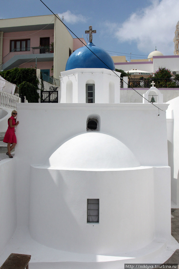 Одна из церквей в центре Фира, остров Санторини, Греция