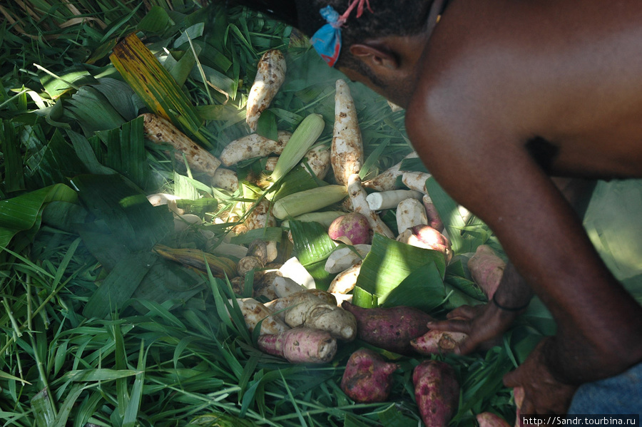Ингредиенты:  кукуруза, арахис, толи батат, толи таро. Джайпура, Индонезия